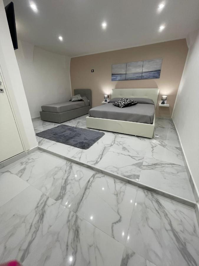 Ludben House * Napels
